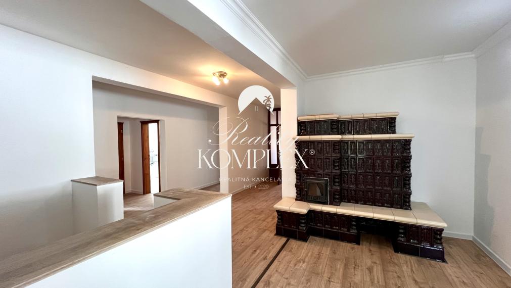 Reality KOMPLEX s.r.o. ponúka na PREDAJ moderný 4-izbový rodinný dom s veľkým pozemkom a dvojgarážou v obci Veľké Dvorníky.