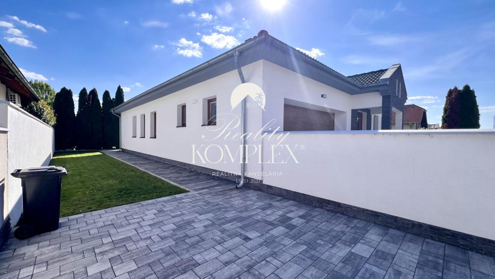 Reality KOMPLEX s.r.o. ponúka na PREDAJ moderný 4-izbový rodinný dom s veľkým pozemkom a dvojgarážou v obci Veľké Dvorníky.