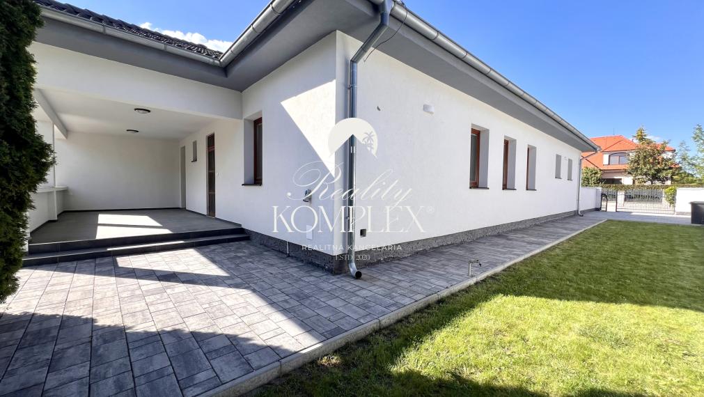 Reality KOMPLEX s.r.o. ponúka na PREDAJ moderný 4-izbový rodinný dom s veľkým pozemkom a dvojgarážou v obci Veľké Dvorníky.