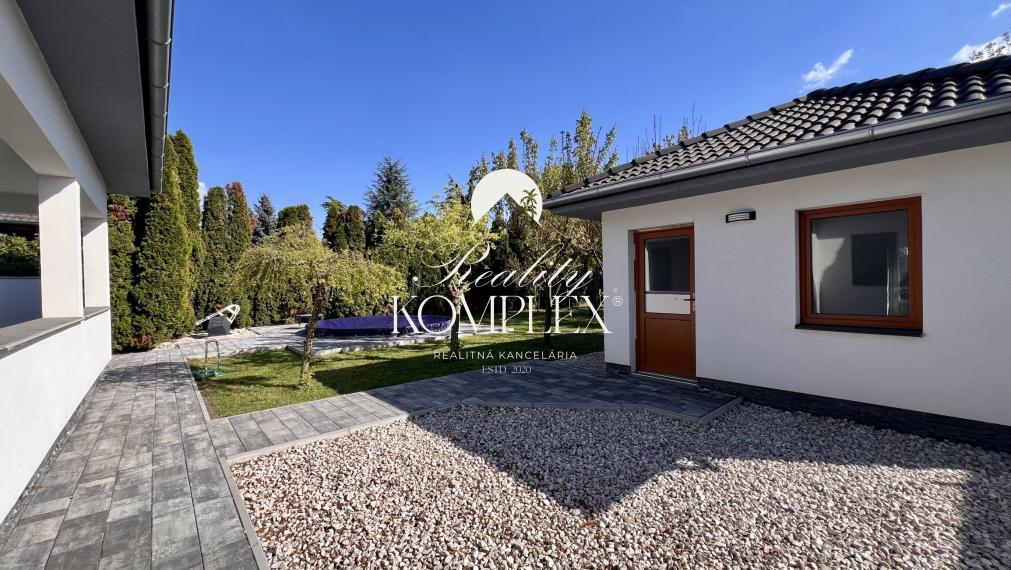 Reality KOMPLEX s.r.o. ponúka na PREDAJ moderný 4-izbový rodinný dom s veľkým pozemkom a dvojgarážou v obci Veľké Dvorníky.