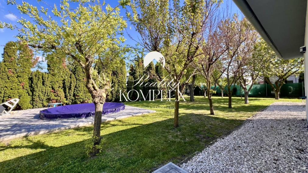 Reality KOMPLEX s.r.o. ponúka na PREDAJ moderný 4-izbový rodinný dom s veľkým pozemkom a dvojgarážou v obci Veľké Dvorníky.