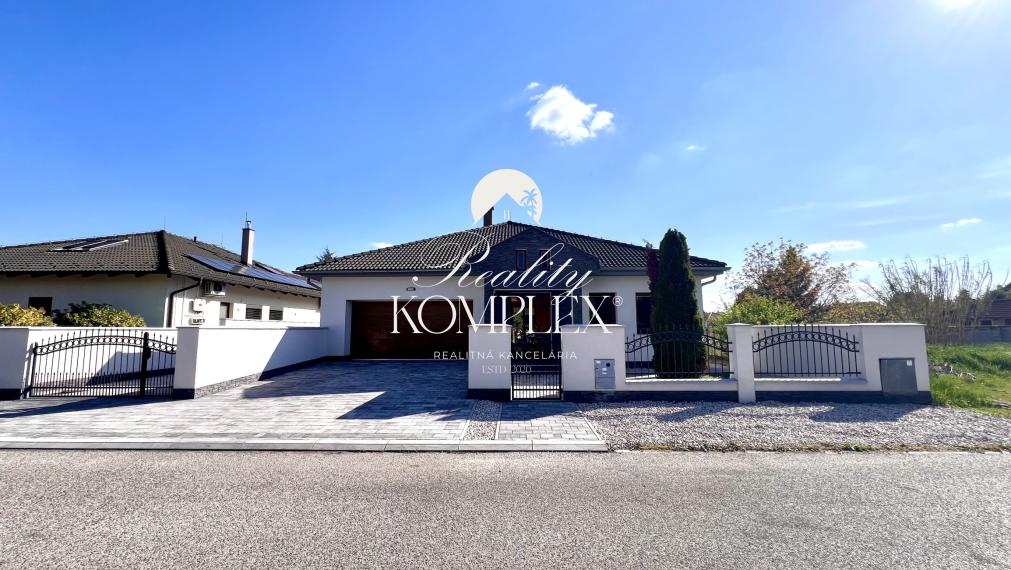 Reality KOMPLEX s.r.o. ponúka na PREDAJ moderný 4-izbový rodinný dom s veľkým pozemkom a dvojgarážou v obci Veľké Dvorníky.