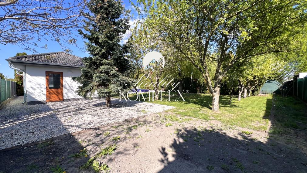 Reality KOMPLEX s.r.o. ponúka na PREDAJ moderný 4-izbový rodinný dom s veľkým pozemkom a dvojgarážou v obci Veľké Dvorníky.