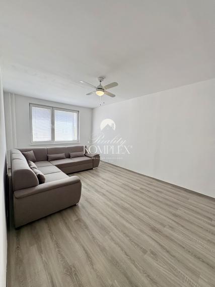 IBA U NÁS !!! Reality KOMPLEX s.r.o., Vám ponúka kompletne zrekonštruovaný 4-izbový byt s loggiou na prenájom v dobrej lokalite v Komárne !!!