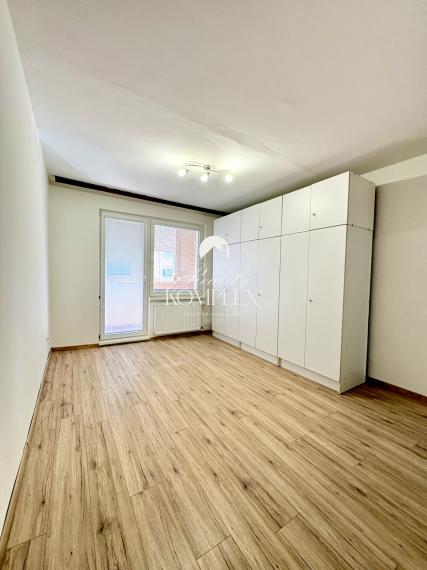 IBA U NÁS !!! Reality KOMPLEX s.r.o., Vám ponúka kompletne zrekonštruovaný 4-izbový byt s loggiou na prenájom v dobrej lokalite v Komárne !!!