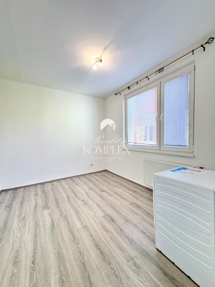 IBA U NÁS !!! Reality KOMPLEX s.r.o., Vám ponúka kompletne zrekonštruovaný 4-izbový byt s loggiou na prenájom v dobrej lokalite v Komárne !!!