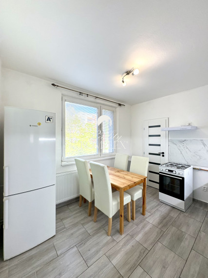 IBA U NÁS !!! Reality KOMPLEX s.r.o., Vám ponúka kompletne zrekonštruovaný 4-izbový byt s loggiou na prenájom v dobrej lokalite v Komárne !!!