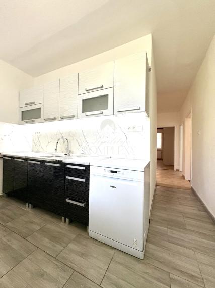 IBA U NÁS !!! Reality KOMPLEX s.r.o., Vám ponúka kompletne zrekonštruovaný 4-izbový byt s loggiou na prenájom v dobrej lokalite v Komárne !!!