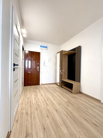 IBA U NÁS !!! Reality KOMPLEX s.r.o., Vám ponúka kompletne zrekonštruovaný 4-izbový byt s loggiou na prenájom v dobrej lokalite v Komárne !!!