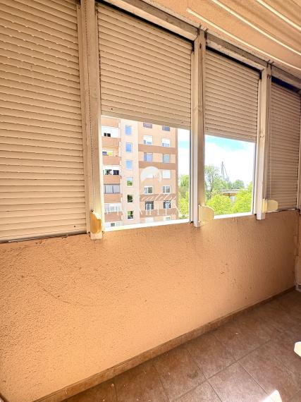 IBA U NÁS !!! Reality KOMPLEX s.r.o., Vám ponúka kompletne zrekonštruovaný 4-izbový byt s loggiou na prenájom v dobrej lokalite v Komárne !!!