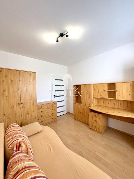 IBA U NÁS !!! Reality KOMPLEX s.r.o., Vám ponúka kompletne zrekonštruovaný 4-izbový byt s loggiou na prenájom v dobrej lokalite v Komárne !!!