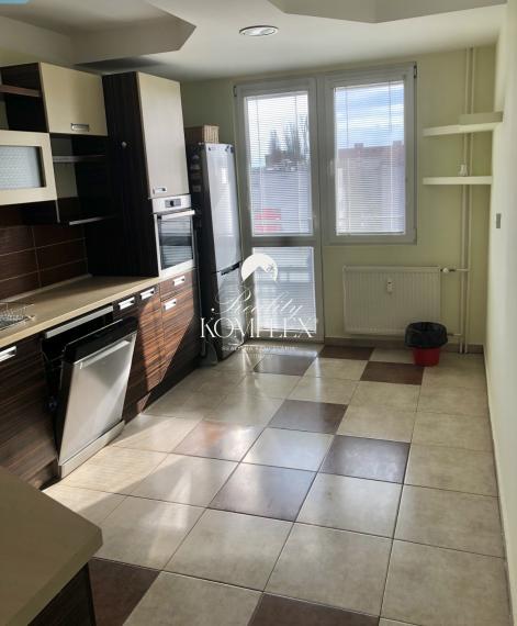 Reality KOMPLEX s.r.o., Vám ponúka na predaj veľkoplošný 3 izbový byt po kompletnej rekonštrukcií na Vodnej  ulici v meste Komárno !