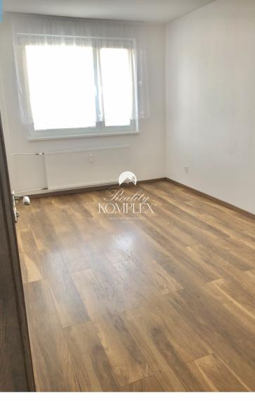 Reality KOMPLEX s.r.o., Vám ponúka na predaj veľkoplošný 3 izbový byt po kompletnej rekonštrukcií na Vodnej  ulici v meste Komárno !