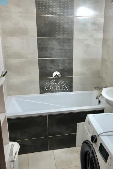 Reality KOMPLEX s.r.o., Vám ponúka na predaj veľkoplošný 3 izbový byt po kompletnej rekonštrukcií na Vodnej  ulici v meste Komárno !