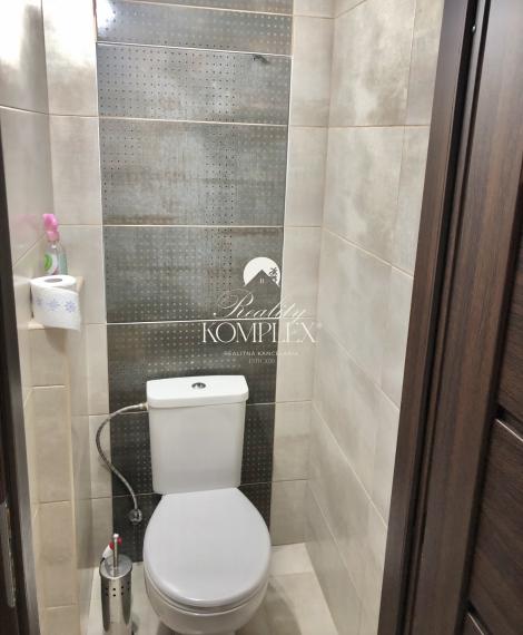 Reality KOMPLEX s.r.o., Vám ponúka na predaj veľkoplošný 3 izbový byt po kompletnej rekonštrukcií na Vodnej  ulici v meste Komárno !