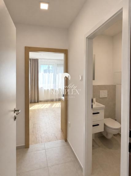 Reality KOMPLEX s.r.o. ponúka na PRENÁJOM modernú garsónku v top lokalite v Komárne.