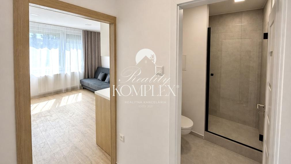 Reality KOMPLEX s.r.o. ponúka na PRENÁJOM modernú garsónku v top lokalite v Komárne.