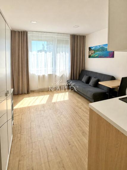 Reality KOMPLEX s.r.o. ponúka na PRENÁJOM modernú garsónku v top lokalite v Komárne.