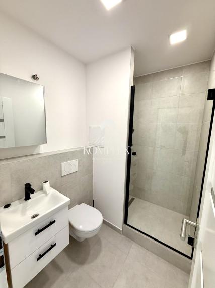 Reality KOMPLEX s.r.o. ponúka na PRENÁJOM modernú garsónku v top lokalite v Komárne.