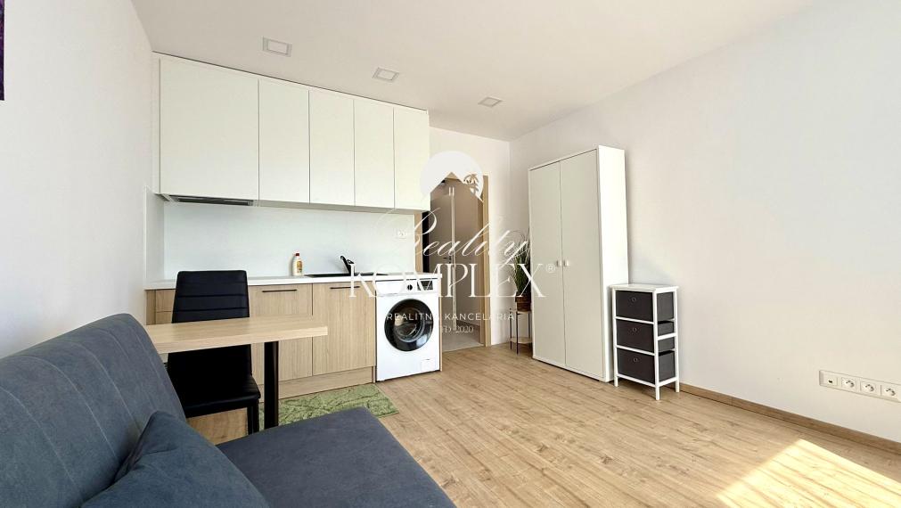 Reality KOMPLEX s.r.o. ponúka na PRENÁJOM modernú garsónku v top lokalite v Komárne.