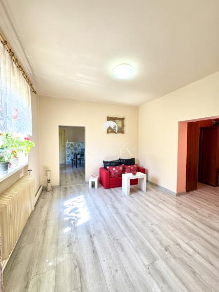 Exkluzívne iba u nás !!! Reality KOMPLEX s.r.o., Vám ponúka zrekonštruovaný 4 izbový rodinný dom s pozemkom vo vyhľadávanej lokalite v úplne tichom prostredí, obci  Bátorove Kosihy !!!