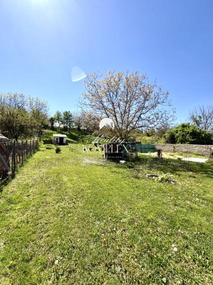 Exkluzívne iba u nás !!! Reality KOMPLEX s.r.o., Vám ponúka zrekonštruovaný 4 izbový rodinný dom s pozemkom vo vyhľadávanej lokalite v úplne tichom prostredí, obci  Bátorove Kosihy !!!