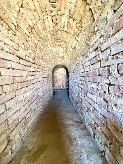 Exkluzívne iba u nás !!! Reality KOMPLEX s.r.o., Vám ponúka zrekonštruovaný 4 izbový rodinný dom s pozemkom vo vyhľadávanej lokalite v úplne tichom prostredí, obci  Bátorove Kosihy !!!