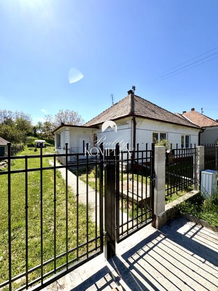 Exkluzívne iba u nás !!! Reality KOMPLEX s.r.o., Vám ponúka zrekonštruovaný 4 izbový rodinný dom s pozemkom vo vyhľadávanej lokalite v úplne tichom prostredí, obci  Bátorove Kosihy !!!