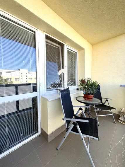 IBA U NÁS !!! Reality KOMPLEX s.r.o. Vám ponúka na PREDAJ tento nádherný, kompletne zrekonštruovaný dvojizbový byt s balkónom vo vynikajúcej lokalite mesta Komárno !!!