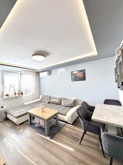 IBA U NÁS !!! Reality KOMPLEX s.r.o. Vám ponúka na PREDAJ tento nádherný, kompletne zrekonštruovaný dvojizbový byt s balkónom vo vynikajúcej lokalite mesta Komárno !!!