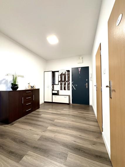 IBA U NÁS !!! Reality KOMPLEX s.r.o. Vám ponúka na PREDAJ tento nádherný, kompletne zrekonštruovaný dvojizbový byt s balkónom vo vynikajúcej lokalite mesta Komárno !!!