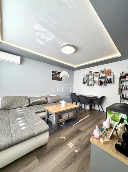 IBA U NÁS !!! Reality KOMPLEX s.r.o. Vám ponúka na PREDAJ tento nádherný, kompletne zrekonštruovaný dvojizbový byt s balkónom vo vynikajúcej lokalite mesta Komárno !!!