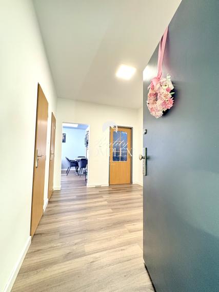 IBA U NÁS !!! Reality KOMPLEX s.r.o. Vám ponúka na PREDAJ tento nádherný, kompletne zrekonštruovaný dvojizbový byt s balkónom vo vynikajúcej lokalite mesta Komárno !!!