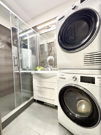 IBA U NÁS !!! Reality KOMPLEX s.r.o. Vám ponúka na PREDAJ tento nádherný, kompletne zrekonštruovaný dvojizbový byt s balkónom vo vynikajúcej lokalite mesta Komárno !!!