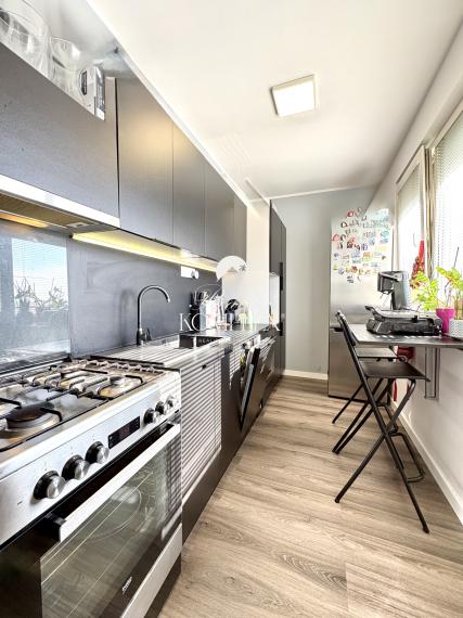 IBA U NÁS !!! Reality KOMPLEX s.r.o. Vám ponúka na PREDAJ tento nádherný, kompletne zrekonštruovaný dvojizbový byt s balkónom vo vynikajúcej lokalite mesta Komárno !!!