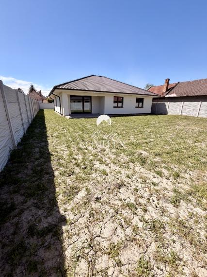 Reality KOMPLEX s.r.o., Vám ponúka na predaj moderný 4-izbový rodinný dom s garážou v Topoľníkoch