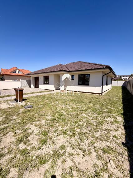 Reality KOMPLEX s.r.o., Vám ponúka na predaj moderný 4-izbový rodinný dom s garážou v Topoľníkoch