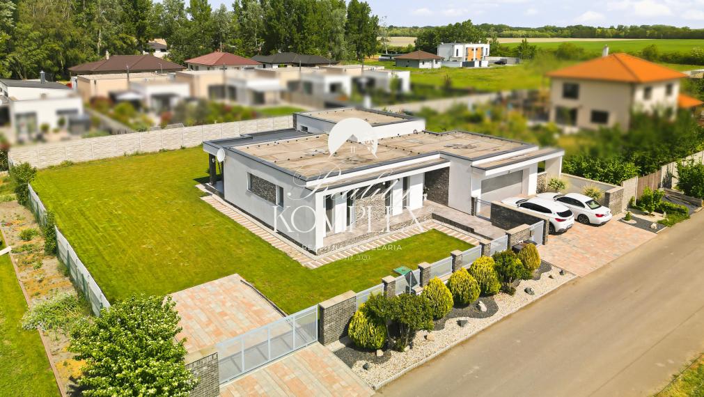 Reality KOMPLEX s.r.o. ponúka na PREDAJ MODERNÝ 4-IZBOVÝ RODINNÝ DOM S DVOJGARÁŽOU NA PRIESTRANNOM POZEMKU V OBCI DUNAJSKÝ KLÁTOV