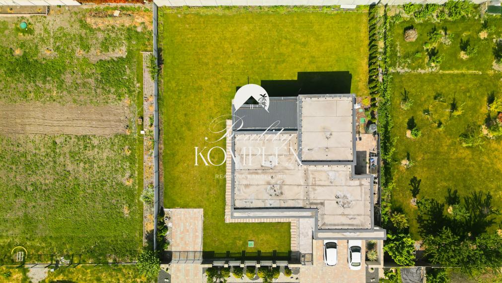 Reality KOMPLEX s.r.o. ponúka na PREDAJ MODERNÝ 4-IZBOVÝ RODINNÝ DOM S DVOJGARÁŽOU NA PRIESTRANNOM POZEMKU V OBCI DUNAJSKÝ KLÁTOV