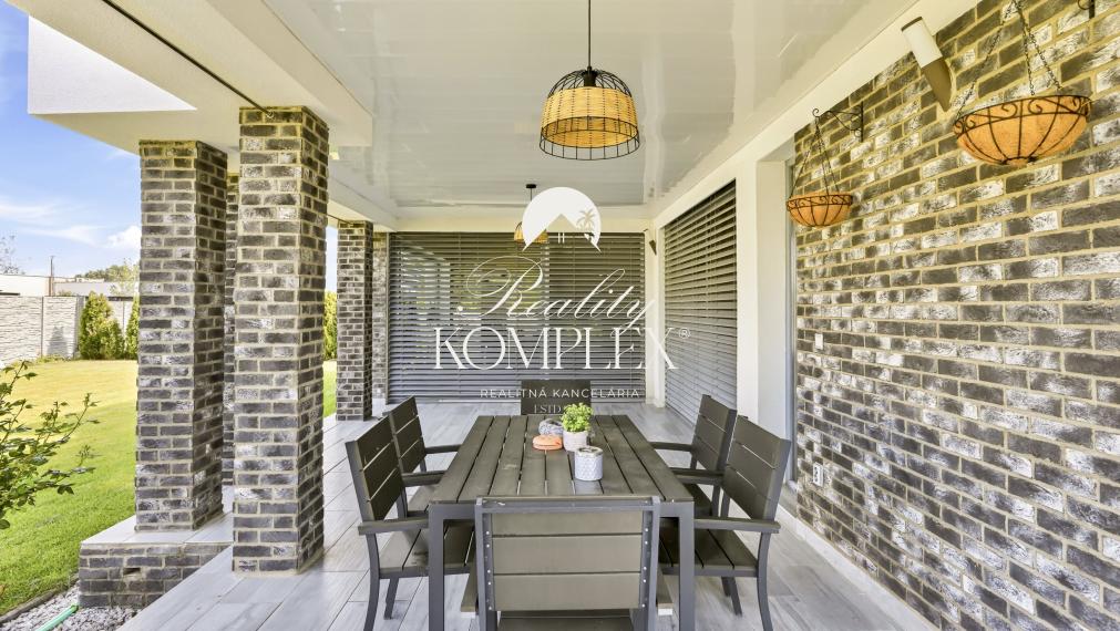 Reality KOMPLEX s.r.o. ponúka na PREDAJ MODERNÝ 4-IZBOVÝ RODINNÝ DOM S DVOJGARÁŽOU NA PRIESTRANNOM POZEMKU V OBCI DUNAJSKÝ KLÁTOV