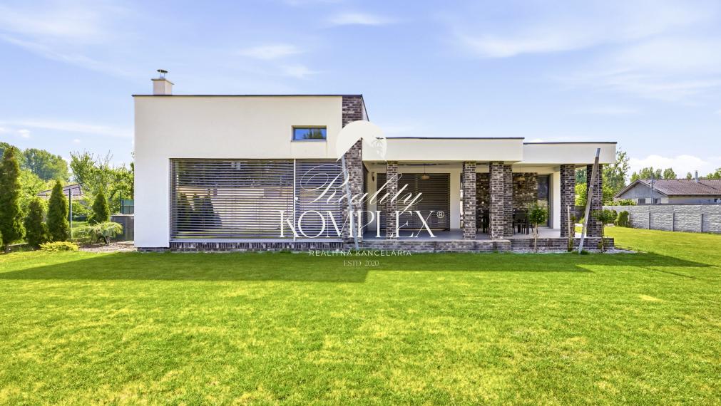 Reality KOMPLEX s.r.o. ponúka na PREDAJ MODERNÝ 4-IZBOVÝ RODINNÝ DOM S DVOJGARÁŽOU NA PRIESTRANNOM POZEMKU V OBCI DUNAJSKÝ KLÁTOV