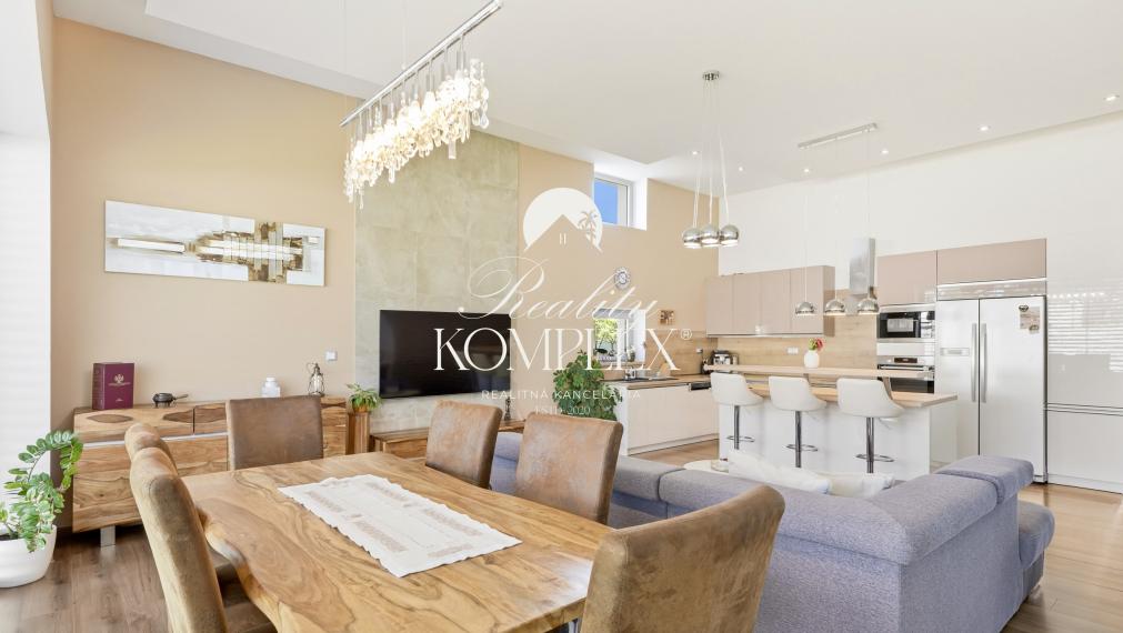 Reality KOMPLEX s.r.o. ponúka na PREDAJ MODERNÝ 4-IZBOVÝ RODINNÝ DOM S DVOJGARÁŽOU NA PRIESTRANNOM POZEMKU V OBCI DUNAJSKÝ KLÁTOV