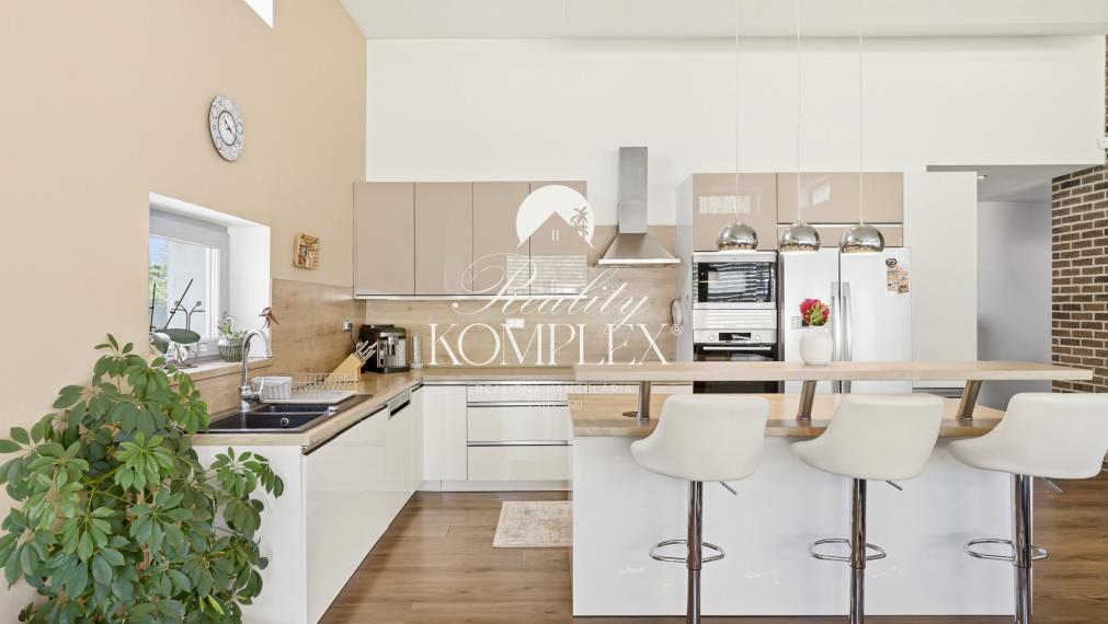 Reality KOMPLEX s.r.o. ponúka na PREDAJ MODERNÝ 4-IZBOVÝ RODINNÝ DOM S DVOJGARÁŽOU NA PRIESTRANNOM POZEMKU V OBCI DUNAJSKÝ KLÁTOV