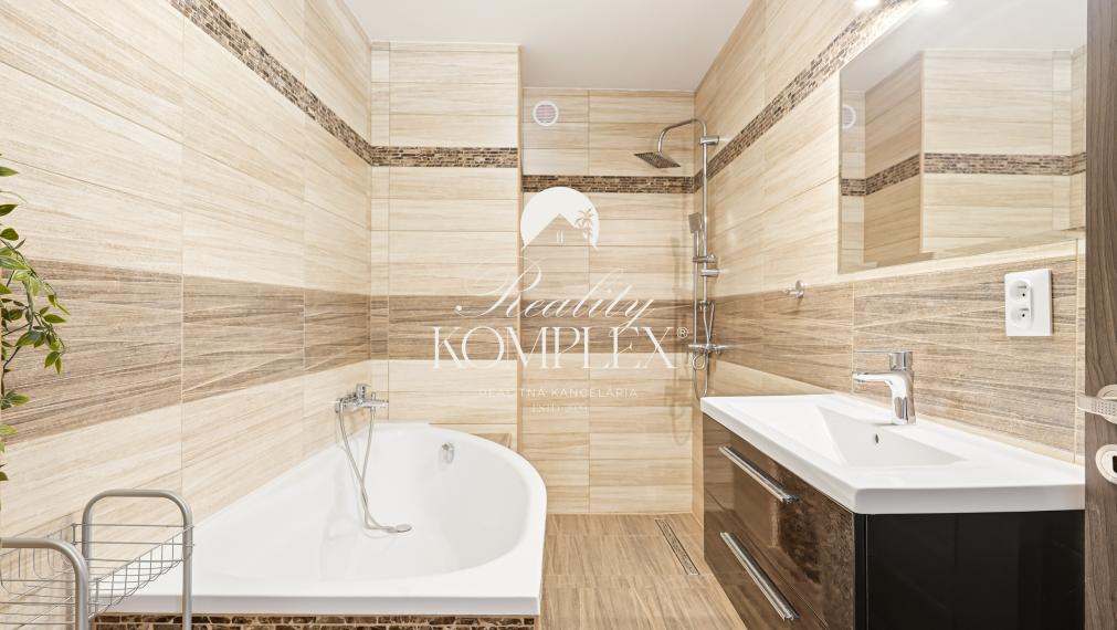 Reality KOMPLEX s.r.o. ponúka na PREDAJ MODERNÝ 4-IZBOVÝ RODINNÝ DOM S DVOJGARÁŽOU NA PRIESTRANNOM POZEMKU V OBCI DUNAJSKÝ KLÁTOV