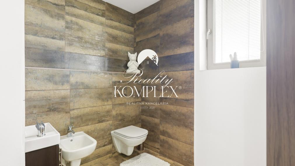 Reality KOMPLEX s.r.o. ponúka na PREDAJ MODERNÝ 4-IZBOVÝ RODINNÝ DOM S DVOJGARÁŽOU NA PRIESTRANNOM POZEMKU V OBCI DUNAJSKÝ KLÁTOV