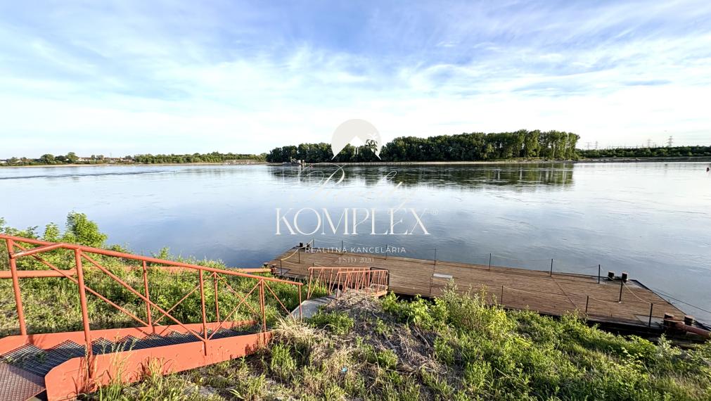 Reality KOMPLEX s.r.o. ponúka EXKLUZÍVNE na predaj rodinný dom v tichej a obľúbenej lokalite s veľkým pozemkom v pokojnej lokalite obce Klížska Nemá nedaleko od Dunaja !!!