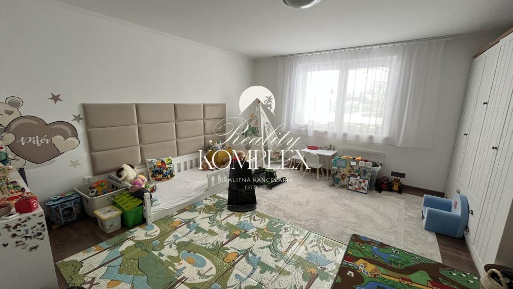 Reality KOMPLEX s.r.o. ponúkame Vám na predaj kvalitne zrekonštruovaný 3,5-izbový rodinný dom v obci Okoč.