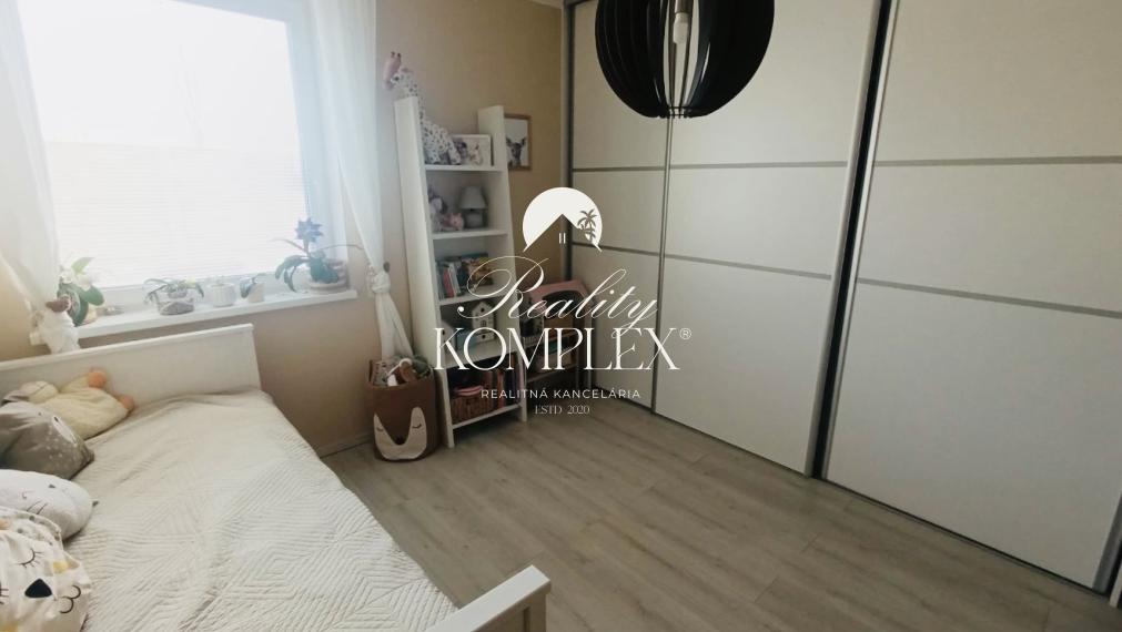 Reality KOMPLEX s.r.o. Vám ponúka na predaj štýlový 3-izbový byt so záhradou vo Veľkom Mederi (štvorbytovka)