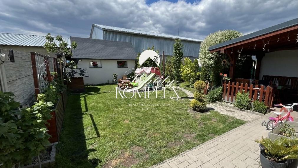 Reality KOMPLEX s.r.o. Vám ponúka na predaj štýlový 3-izbový byt so záhradou vo Veľkom Mederi (štvorbytovka)