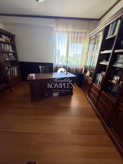 Reality KOMPLEX s.r.o. ponúkame Vám na predaj priestranný 3-izbový byt s výmerou 97 m², ktorý sa nachádza v centre mesta Dunajská Streda